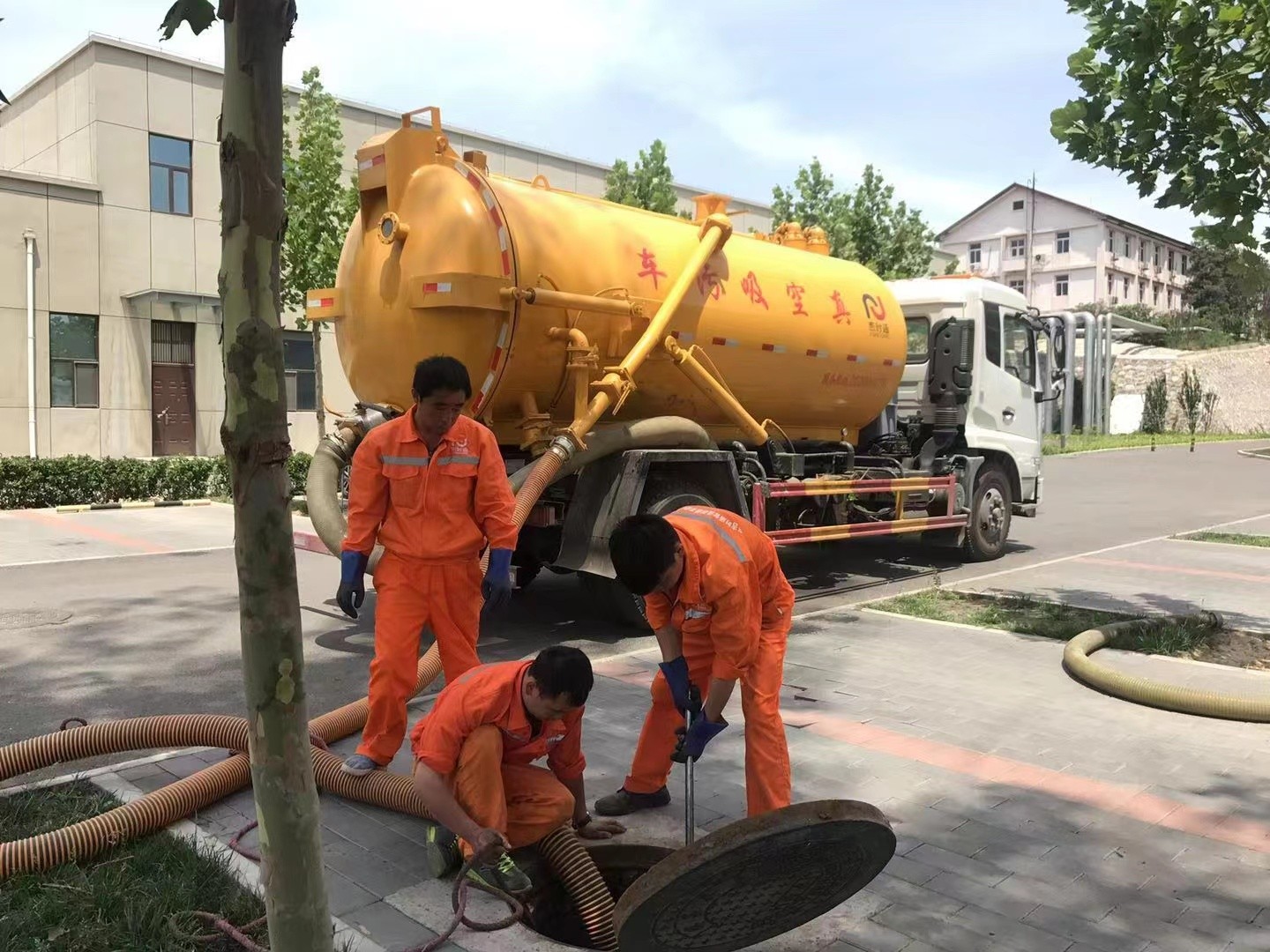 越秀化粪池清理与5-8吨吸粪车施工效率分析
